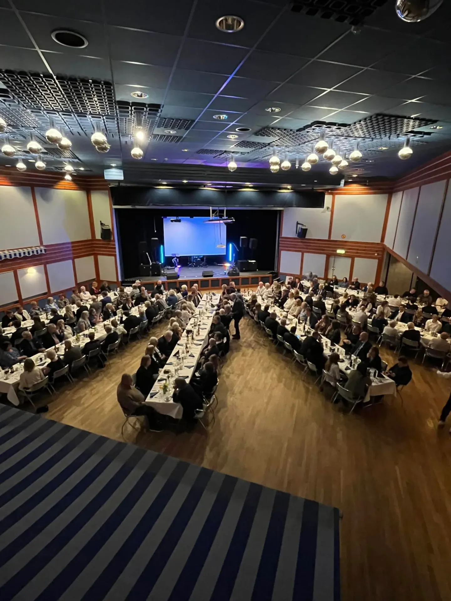 Fullsatt bankett i Valhall